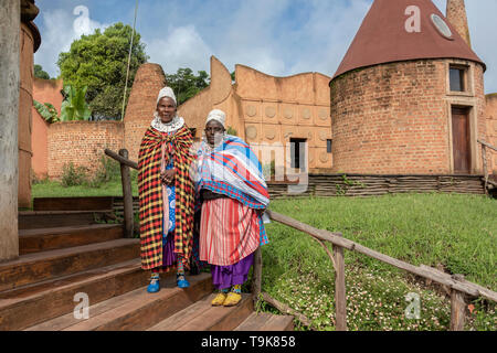 Le donne Masai che gli anziani in abito tradizionale, il cratere di Ngorongoro Lodge, Tanzania Foto Stock