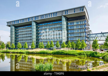 Leiden, Paesi Bassi, 18 Maggio 2019: il moderno architure del Leiden University Medical Center ricerca edificio riflettendo in vasca adiacente Foto Stock