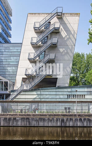 Leiden, Paesi Bassi, 18 Maggio 2019: fine facciata dell'edificio di Oort di Leiden University con un scultpural scala di emergenza su un volume inclinato Foto Stock