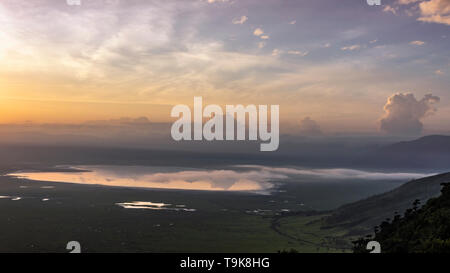 Con sunrise nebbie sul lago Magadi, Ngorngoro Caldera, Tanzania Foto Stock