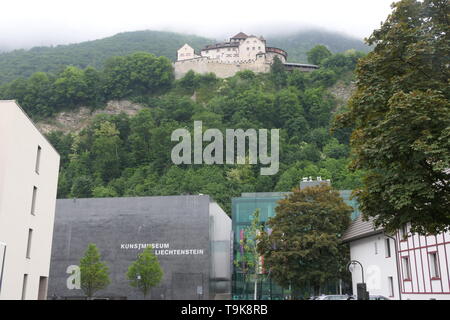Vista del Kunstmuseum di edificio, un museo di arte moderna e il castello di Vaduz, Principato del Liechtenstein Foto Stock