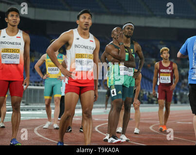 YOKOHAMA, Giappone - 10 Maggio: Akani Simbine e Anaso Jobodwana guardare il grande schermo per vedere che cosa è andato storto in loro 4x100m gara durante il giorno 1 del 2019 mondiali IAAF Campionati di relè al Nissan Stadium di sabato 11 maggio, 2019 a Yokohama, Giappone. (Foto di Roger Sedres per la IAAF) Foto Stock