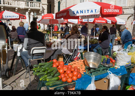 Cibo locale nel mercato Gundulićeva poljana, stari grad, Dubrovnik, Croazia Foto Stock