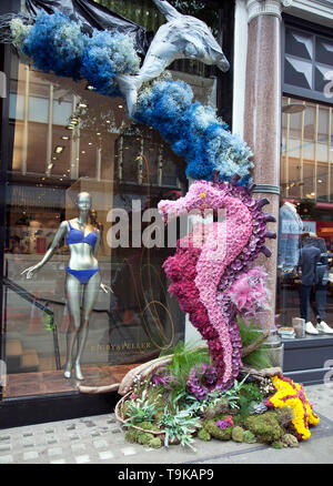 Chelsea le altre flower show - Rigby & Peller del display floreale in Kings Road, il Chelsea Foto Stock