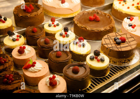 Diversi tipi di dolci in una pasticceria Foto Stock