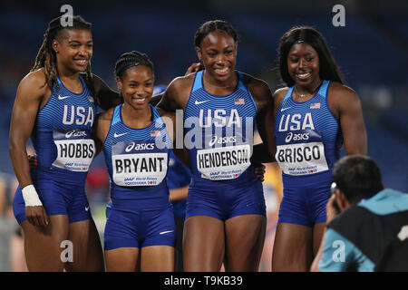 YOKOHAMA, Giappone - 10 Maggio: Aleia Hobbs, Dezerea Bryant, Ashley Henderson e Mikiah Brisco degli USA 4x100m team relè durante il giorno 1 del 2019 mondiali IAAF Campionati di relè al Nissan Stadium di sabato 11 maggio, 2019 a Yokohama, Giappone. (Foto di Roger Sedres per la IAAF) Foto Stock