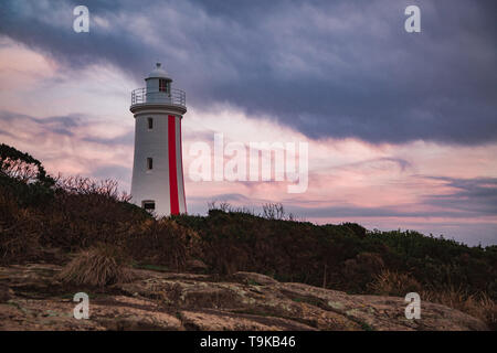 Il bianco e il rosso faro Mersey Bluff Devonport su un nuvoloso inverno mattina all'alba Foto Stock