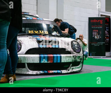 Il 18 maggio 2019. Londra, Regno Unito. Colorato avvolto un icona inglese, Mini Cooper auto a Londra Motor Show. Foto Stock