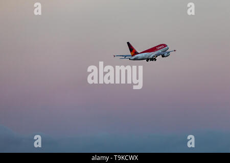 Rio de Janeiro, RJ / Brasile - 24 Aprile 2019 - Avianca Brasil PR-AVJ di decollare in Aeroporto Santos Dumont Foto Stock