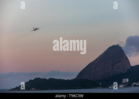 Rio de Janeiro, RJ / Brasile - 24 Aprile 2019 - Avianca Brasil PR-AVJ di decollare in Aeroporto Santos Dumont Foto Stock