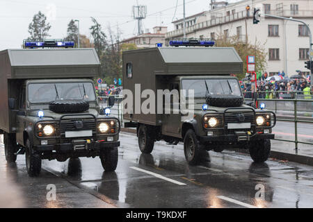 I soldati dell esercito ceco sono riding ambulanza sulla parata militare a Praga, Repubblica Ceca Foto Stock
