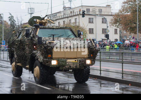 Luce veicolo blindato sulla parata militare a Praga, Repubblica Ceca Foto Stock