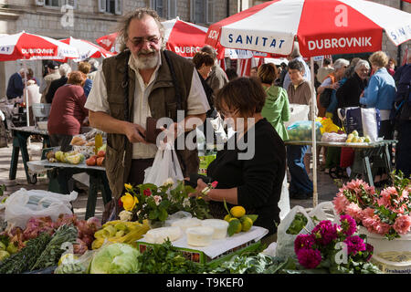 Il mercato locale in Gundulićeva poljana, stari grad, Dubrovnik, Croazia Foto Stock