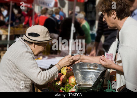 Old Lady acquistare verdure nella locale street market, Gundulićeva poljana, stari grad, Dubrovnik, Croazia Foto Stock