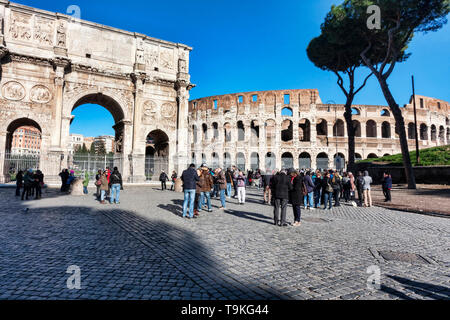 Roma, Italia - 29 dicembre 2014: vista dell'Arco di Costantino e il Colosseo da Via dei Fori Imperiali, attorno ad alcuni turisti e fotografi Foto Stock