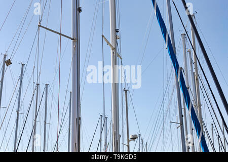 Montanti a vela nella marina in una giornata soleggiata con Cielo di estate blu Foto Stock