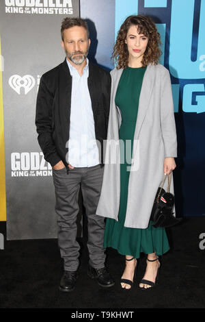 Breckin Meyer e Linsey Godfrey al Warner Brothers Foto Premiere mondiale di 'Godzilla il Re dei mostri". Tenuto presso la TCL Teatro Cinese a Hollywood, CA, 18 maggio 2019. Foto: Richard Chavez / PictureLux Foto Stock