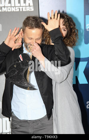 Breckin Meyer e Linsey Godfrey al Warner Brothers Foto Premiere mondiale di 'Godzilla il Re dei mostri". Tenuto presso la TCL Teatro Cinese a Hollywood, CA, 18 maggio 2019. Foto: Richard Chavez / PictureLux Foto Stock