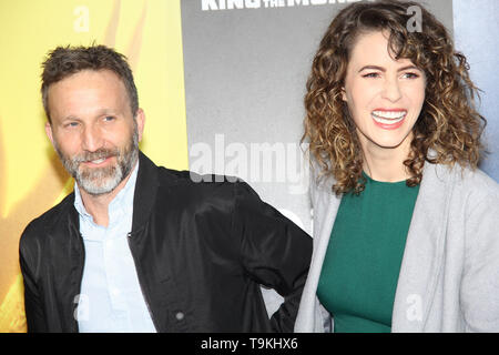 Breckin Meyer e Linsey Godfrey al Warner Brothers Foto Premiere mondiale di 'Godzilla il Re dei mostri". Tenuto presso la TCL Teatro Cinese a Hollywood, CA, 18 maggio 2019. Foto: Richard Chavez / PictureLux Foto Stock