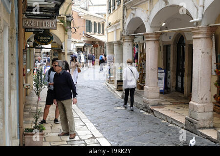 Maggio, 2019 - i turisti e i locali shop lungo le stradine della città vecchia di Corfù, Grecia Foto Stock