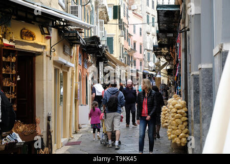 Maggio, 2019 - i turisti e i locali shop lungo le stradine della città vecchia di Corfù, Grecia Foto Stock