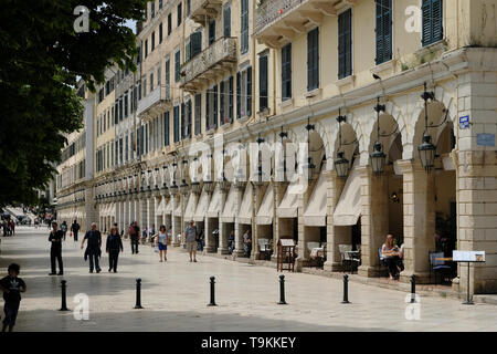 La passeggiata principale di Corfu, noto anche come Liston, fu costruita nel 1807 dai francesi che la Commissario imperiale mathieu de Lesseps. Foto Stock