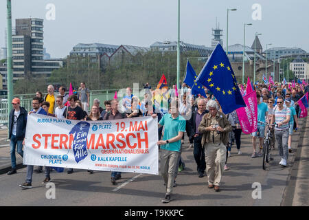 30 migliaia di persone sono scese nelle strade di domenica a Colonia per una dimostrazione di unificazione europea e contro il nazionalismo Foto Stock