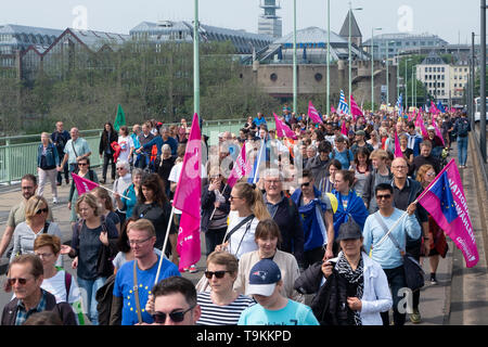 30 migliaia di persone sono scese nelle strade di domenica a Colonia per una dimostrazione di unificazione europea e contro il nazionalismo Foto Stock