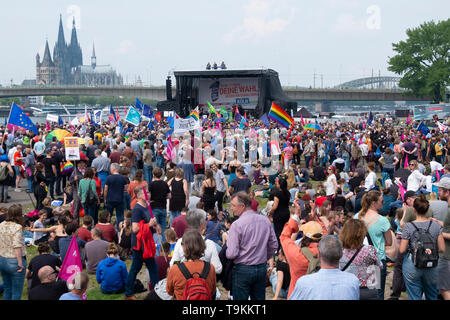 30 migliaia di persone sono scese nelle strade di domenica a Colonia per una dimostrazione di unificazione europea e contro il nazionalismo Foto Stock