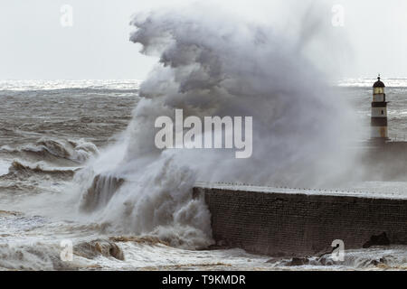 Un altro gigante onda su questo giorno unseasonal in maggio. Foto Stock