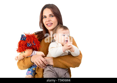 Amorevole Madre e la sua bambina con il giocattolo isolati su sfondo bianco Foto Stock