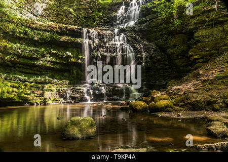 Forza Scaleber cascata nel Yorkshire Dales vicino al mercato cittadino di Settle Foto Stock