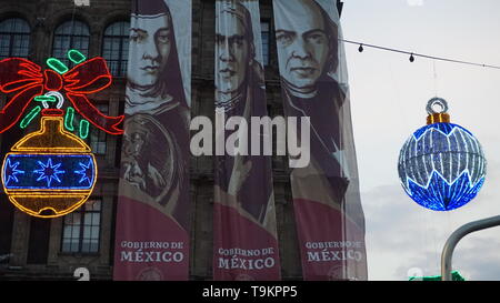 Luci e decorazioni natalizie con Gobierno de Mexico striscioni di figure storiche, Plaza de la Constitucion, Zocalo, Città del Messico. Foto Stock