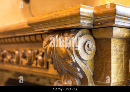 Close-up di dettaglio in legno intagliato pezzo decorativo di mobili con ornamenti floreali realizzati in legno naturale. Arte e Artigianato di design. Foto Stock