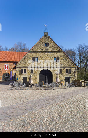 In ciottoli street presso il Burg Vischering in Ludinghausen, Germania Foto Stock