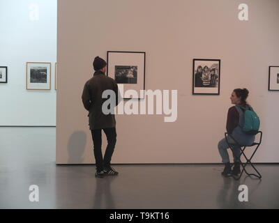 Giovani coppie che chiacchierano mentre osservano le opere d'arte all'Hepworth Gallery Wakefield, West Yorkshire, Regno Unito Foto Stock