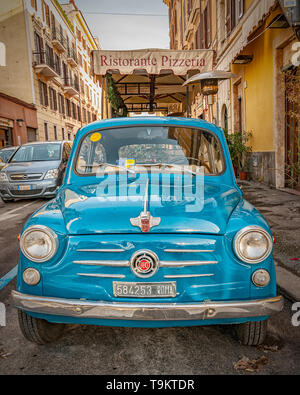 Roma, Italia - 07 gennaio 2014: un classico azzurro Fiat 600 parcheggiato in una strada di Roma, Italia. Foto Stock