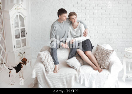 Ritratto di genitori felici con la loro figlia e amato pet con un soggiorno.foto con posto per il testo Foto Stock