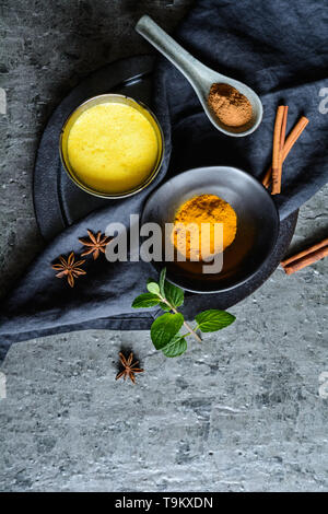 Facile fare bibita salutare, curcuma golden latte in un vaso Foto Stock