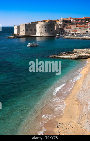 Spiaggia di Banje e Stari Grad (Città Vecchia), da Ulica Frana Supila, Dubrovnik, Croazia Foto Stock