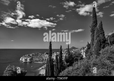 Stari Grad (Città Vecchia) e il vecchio porto, da Ulica Bruna Bušića, Dubrovnik, Croazia. Versione in bianco e nero Foto Stock