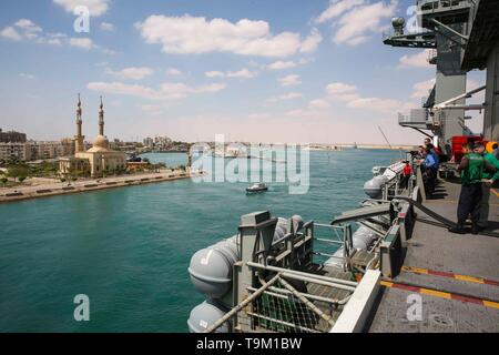 Vista di una moschea a bordo di Stati Uniti Nimitz Navy-class portaerei USS Abraham Lincoln come esso transita il Canale di Suez il 9 di Maggio di 2019 in Suez, Egitto. La portaerei è parte delle forze aggiuntive essendo inviato per il Medio Oriente per contrastare ciò che Trump gestione chiamate chiare indicazioni di minacce dall'Iran. Foto Stock