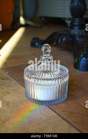 Vintage crystal Sugar Bowl con zucchero rifrange la luce e permette di un arcobaleno. Foto Stock