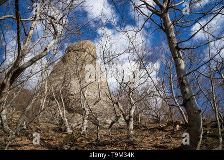 Demerdji, Repubblica di Crimea - Aprile 1, 2019: Valle dei fantasmi in mountain range Demerdzhi nei pressi di Alushta sulla penisola di Crimea Foto Stock