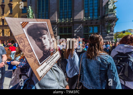 Reggimento immortale - persone portano i banner con una fotografia del guerriero i loro antenati, la Giornata della Vittoria, Nevsky Prospect, San Pietroburgo, Russia Foto Stock