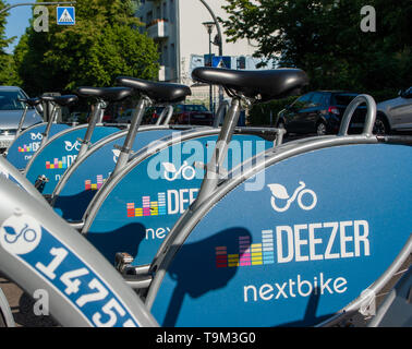 Berlino, Germania - 19 Maggio 2019 - bublic condivisione di biciclette nella città di Berlino è offerto da deezer nextbike. Affittare uno di oltre 5000 bike Foto Stock