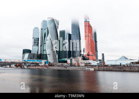 Nebbia-coperti dai grattacieli di Moskva City (MIBC) accanto al fiume Moscva durante un moody e nebbioso giorno di inverno di Mosca (Mosca, Russia, Europa) Foto Stock