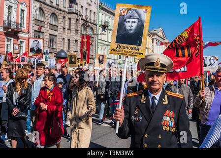 Reggimento immortale - persone portano i banner con una fotografia del guerriero i loro antenati, la Giornata della Vittoria, Nevsky Prospect, San Pietroburgo, Russia Foto Stock