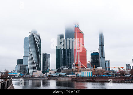 Nebbia-coperti dai grattacieli di Moskva City (MIBC) accanto al fiume Moscva durante un moody e nebbioso giorno di inverno di Mosca (Mosca, Russia, Europa) Foto Stock