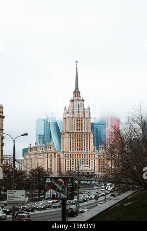 Hotel Ukraina, la seconda più grande delle sette sorelle (neoclassico di Stalin era), nella parte anteriore del Moskva grattacieli della città coperta di nebbia (Mosca, Russia) Foto Stock